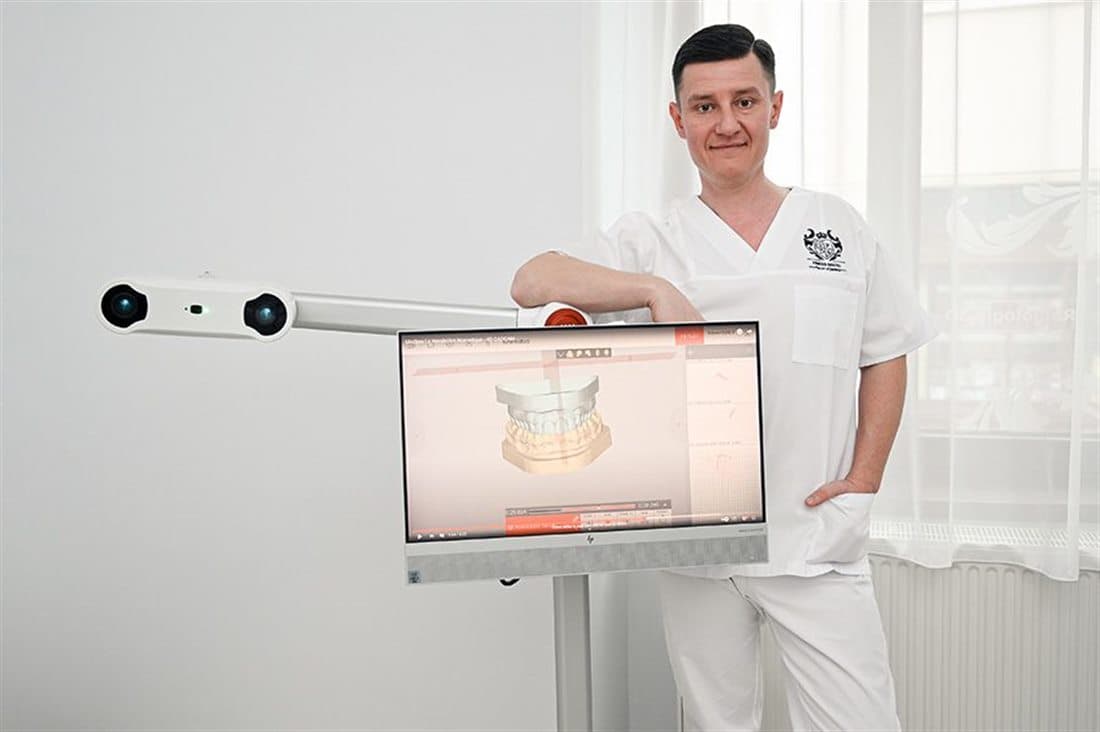 Dentist with a 3D scanner and digital smile design software